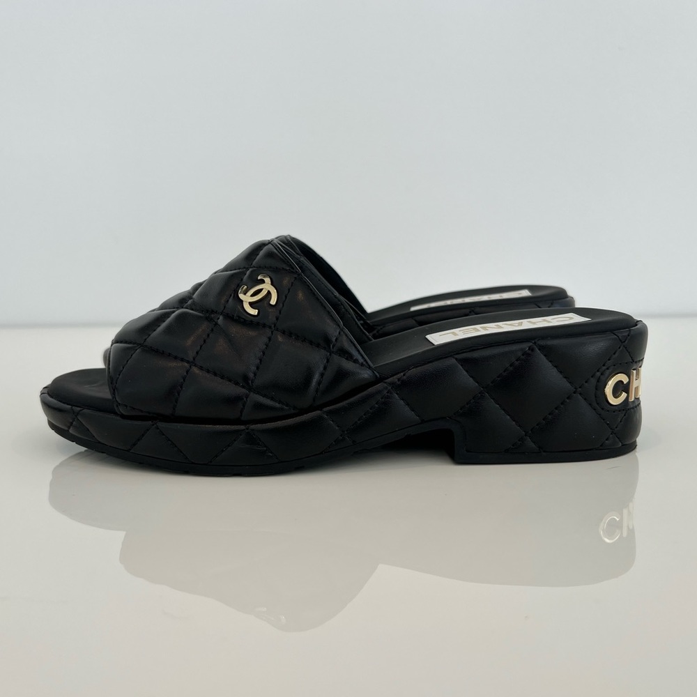 CHANEL 23C BLACK LEATHER PLATFORM SLIDE SANDALS SIZE IT 38 / US 8 - Picture 6 of 15